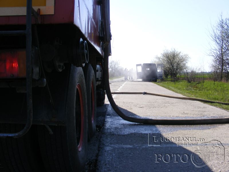 microbuz incendiat intre manastiur si rachita 22 martie 2014 foto lugojeanul (8)