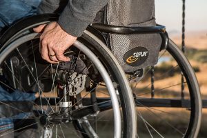 om scaun cu rotile